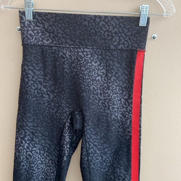 ALL ACCESS- SET Audio Leggings and Front Row Bra In Snow Leopard Multi - Picture 9 of 12